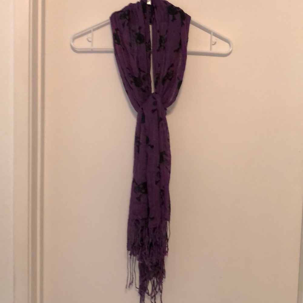 Fun gauze scarf with black skulls